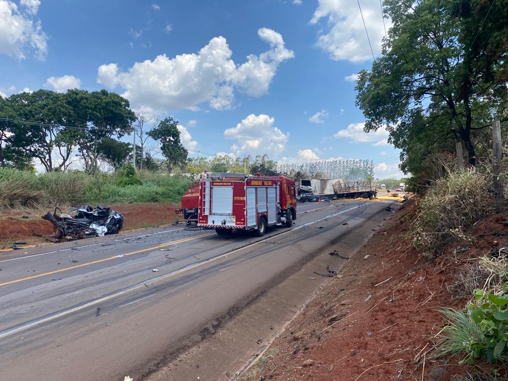 Caminhoneiro morreu carbonizado em acidente com 3 veículos na BR-163 em Campo Grande