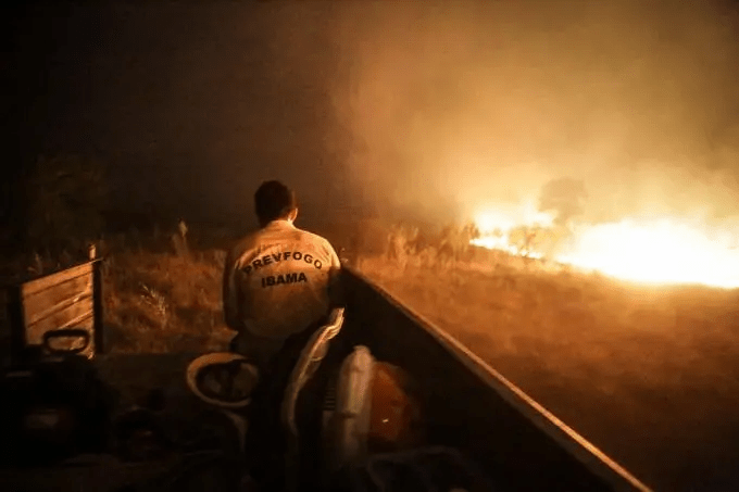 Calorão de 46°C piora crise e bombeiros combatem três grandes incêndios no Pantanal