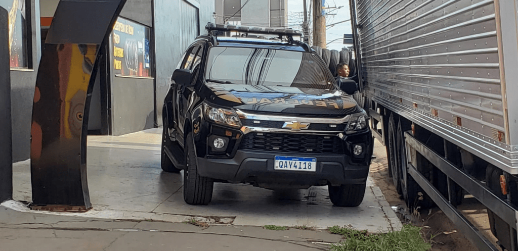 Loja de venda de pneus é alvo da Polícia Federal que cumpre mandados em Campo Grande