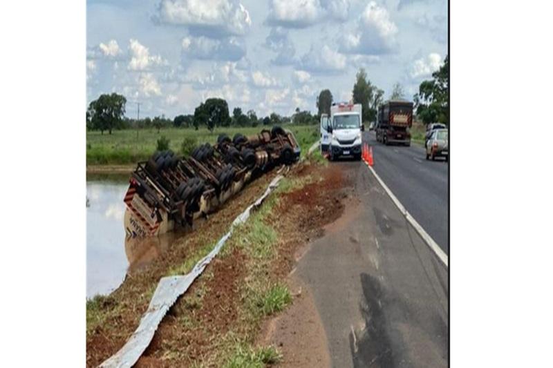 Carreta vai parar dentro de represa ao tombar na MS-306 e motorista fica preso nas ferragens