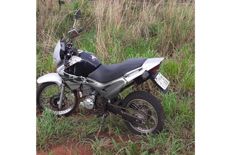 Enigma na Zona Rural: Motocicleta é Encontrada na Entrada de Fazenda em Costa Rica