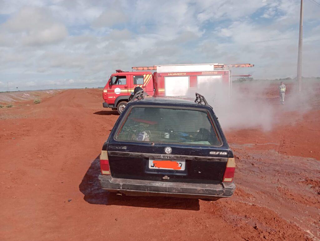 Carro pega fogo em Chapadão do Sul