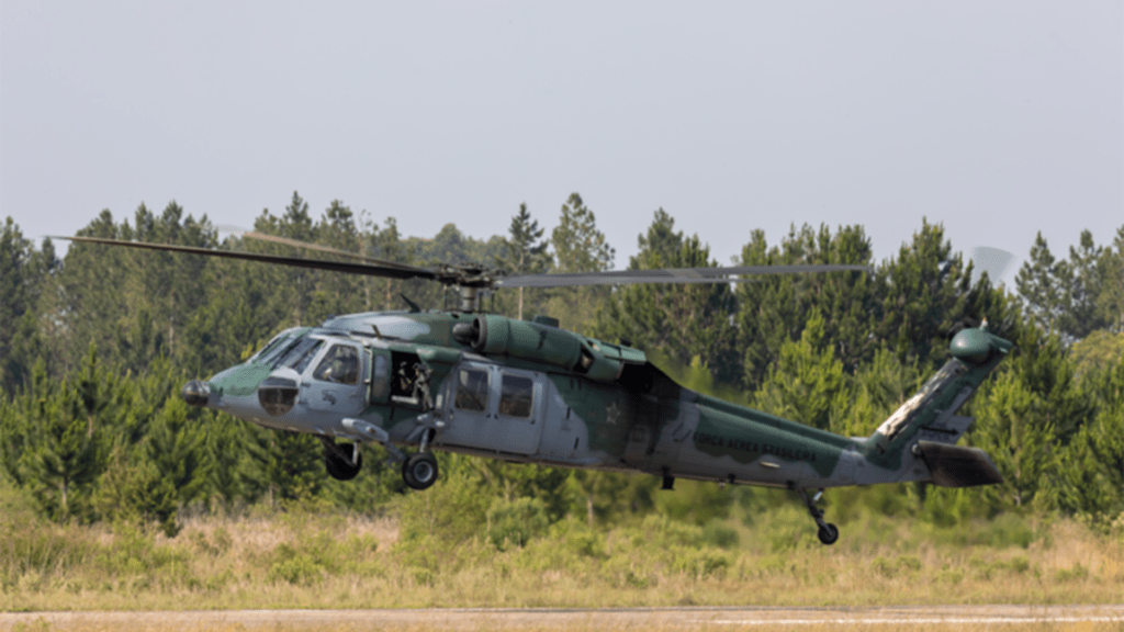 Helicóptero da Marinha resgata criança que caiu de mureta