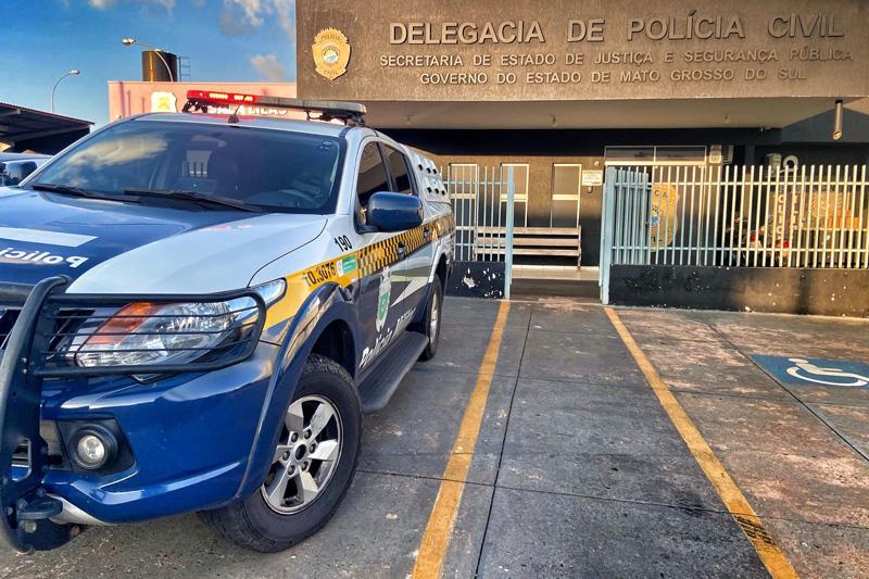 Mulher salta de carro em movimento para pedir socorro a polícia em Costa Rica