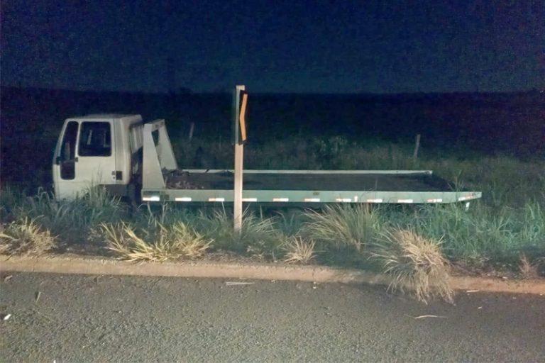 Motorista de caminhão guincho dorme ao volante e sai da pista da BR-060 em Chapadão do Sul