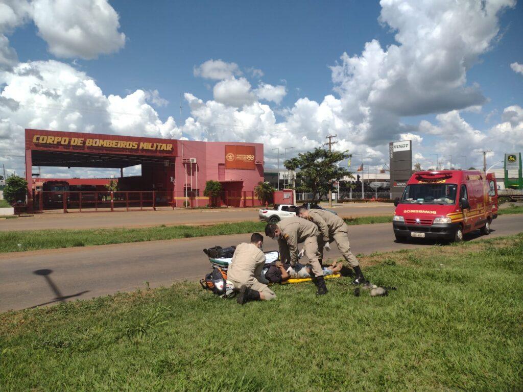 Motociclista se desequilibra e cai em frente ao Quartel dos Bombeiros