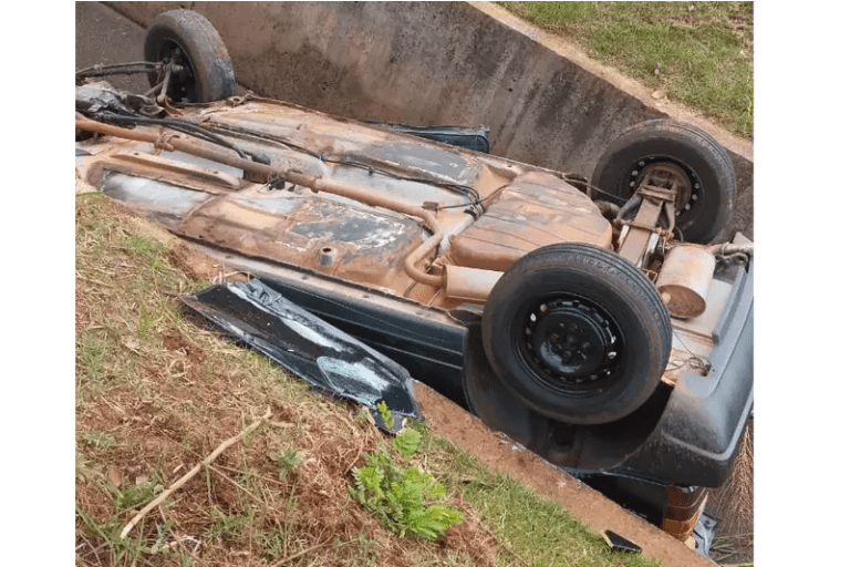 Após horas abandonado com as rodas para cima, carro é retirado de vala em Chapadão do Sul