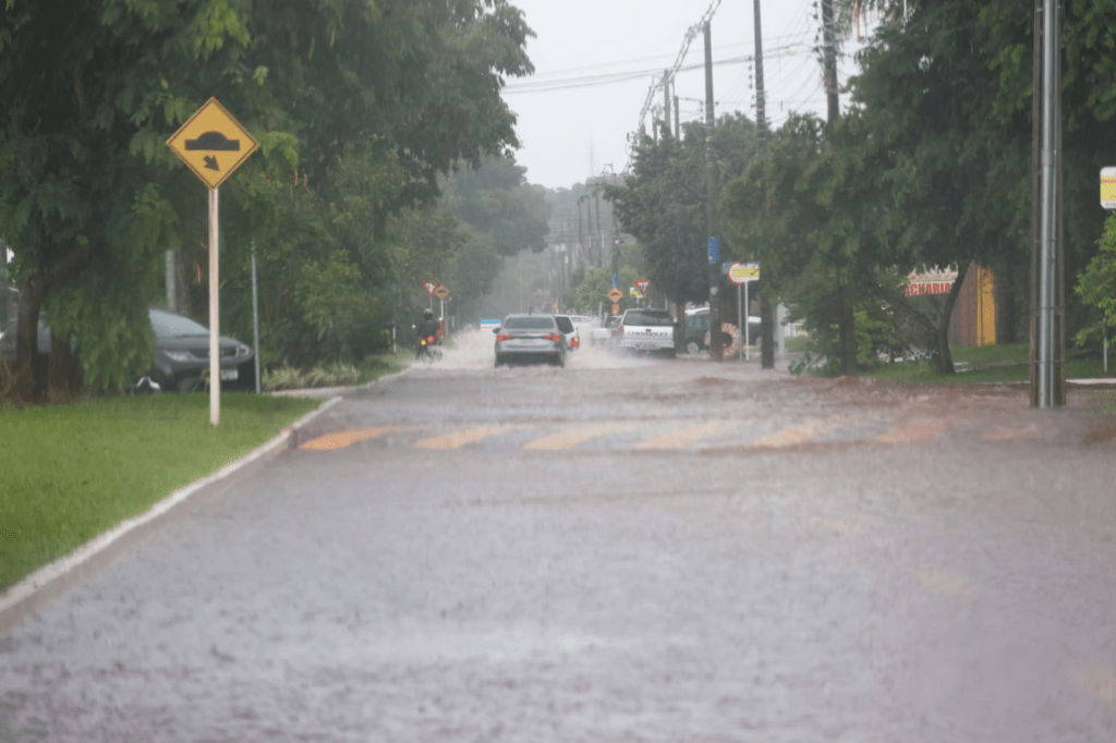 Temperatura despenca quase 10°C com chuva de 65 mm e ventos de 84 km/h em Campo Grande