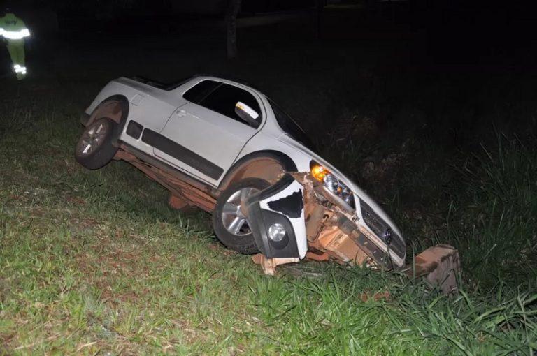 Motorista perde controle de direção e cai com veículo dentro canal da Av. Brasil de Chapadão do Sul