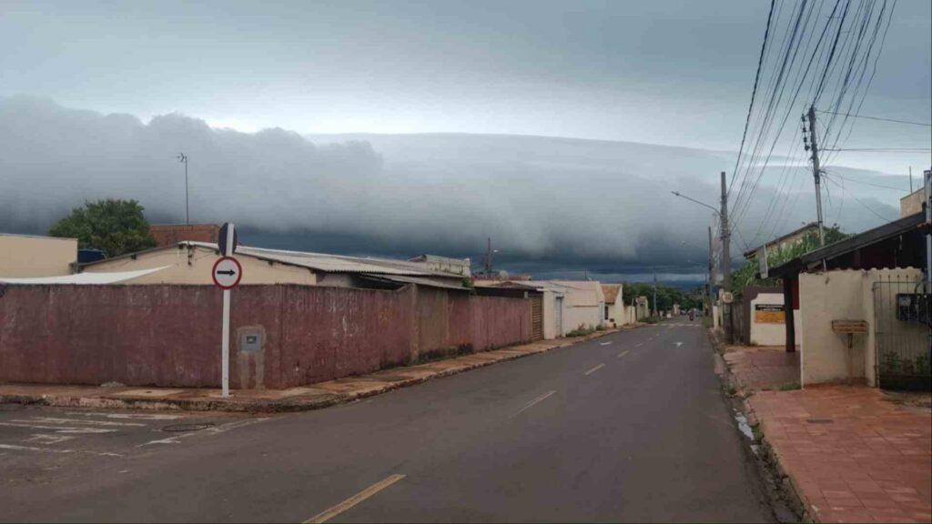 Entenda o que é a ‘nuvem prateleira’ que fez dia virar noite em Campo Grande