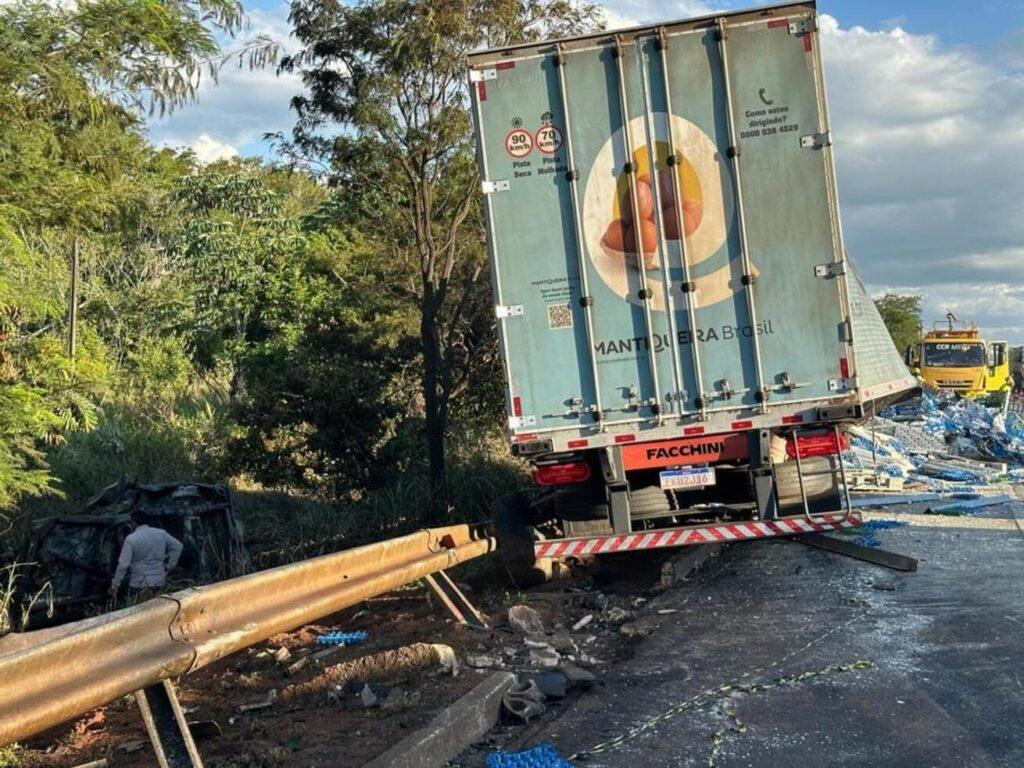 Colisão frontal entre carreta e Hilux matou casal e filha de cinco anos na BR-163