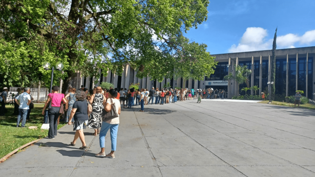 Servidores aposentados fazem fila e lotam Assembleia Legislativa de MS contra alíquota de 14%