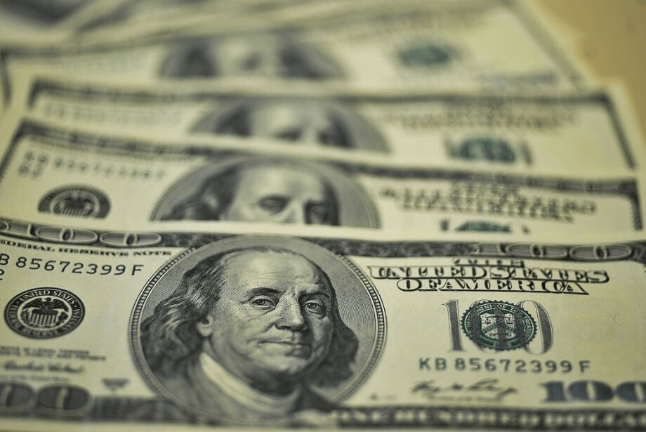 Dólar sobe 0,39% e fecha perto de R$ 5,00 com exterior e fiscal no radar