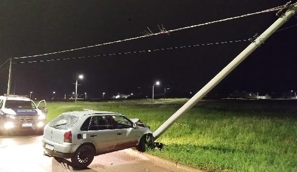 Veículo colide com poste na madrugada e condutor foge em Costa Rica