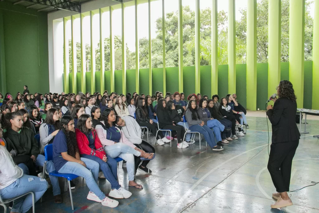 Secretaria de Assistência Social realiza palestra para mais de 450 adolescentes em comemoração ao mês da Mulher