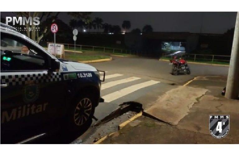 Dois menores são flagrados em motocicleta com cigarro de maconha em Chapadão do  Sul