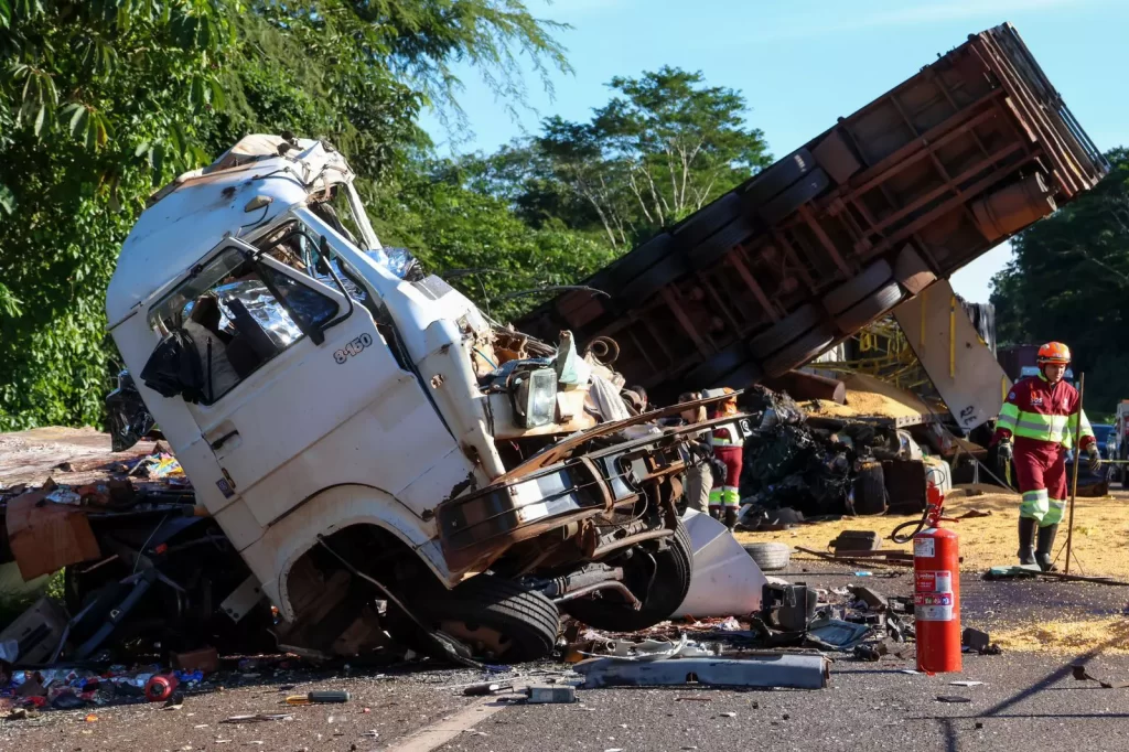 Ultrapassagem indevida de carreta com porcos provocou acidente com cinco mortes na BR-163