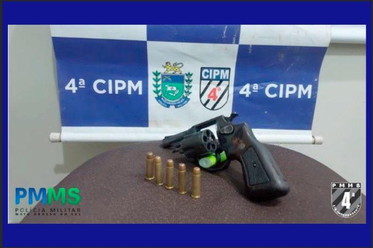 Três homens que estavam em carro com arma de fogo foram presos pela PM de Chapadão do Sul