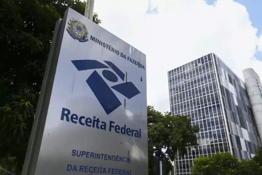 Autuações da Receita batem recorde e chegam a R$ 225 bi no primeiro ano do governo Lula