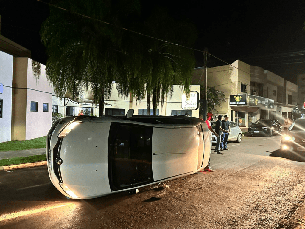 Mulher capota carro na Avenida Quatro em Chapadão do Sul