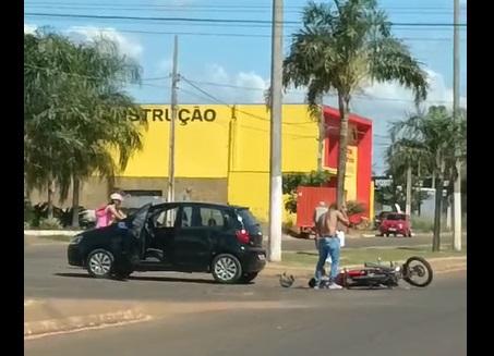 Carro colide com moto na Rua das Garças em Chapadão do Sul
