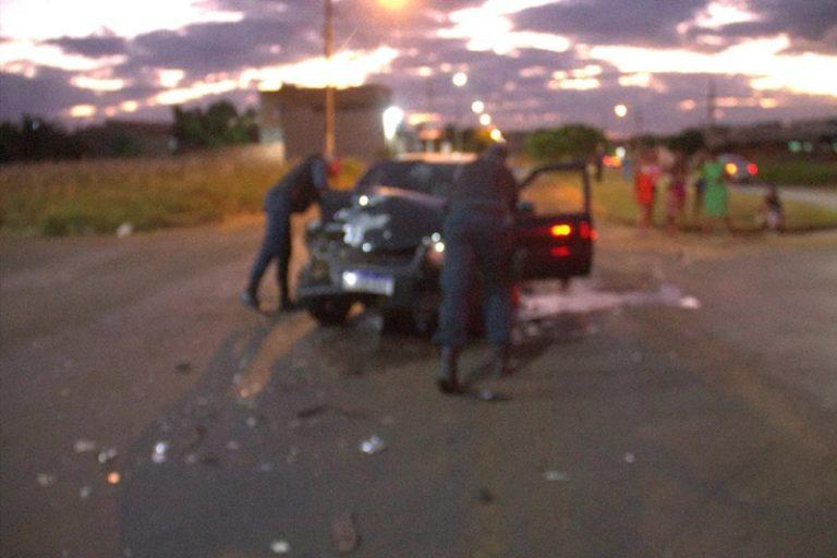 Colisão entre veículos na Avenida das Gaivotas destrói frente de automovóvel