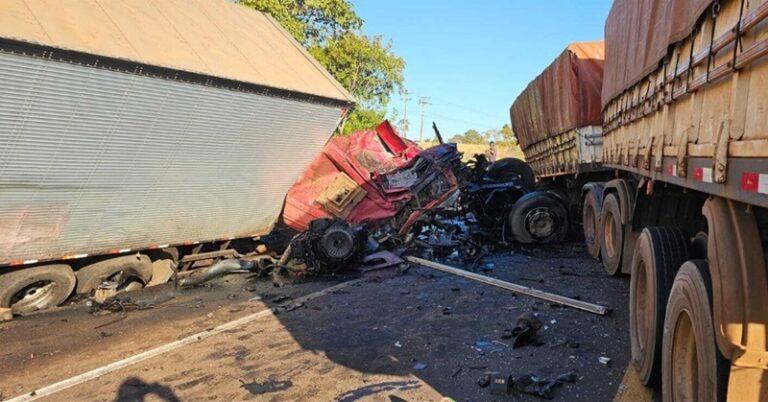 Colisão entre carretas mata duas pessoas na BR-163