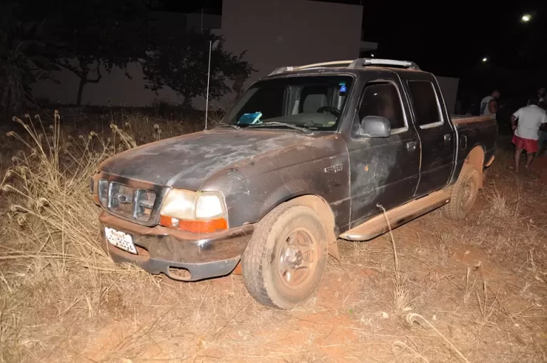 Homem faz três ocorrências na mesma noite: bate na mulher, furta veículo e colide com outro carro