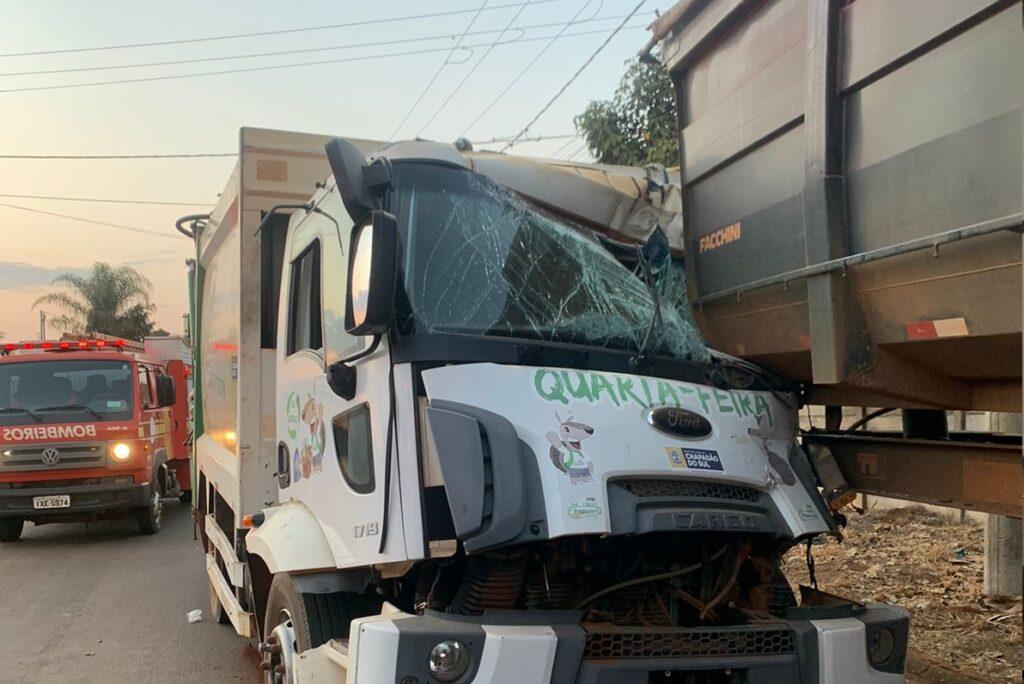 Caminhão de coleta seletiva de Chapadão do Sul sofre grave acidente na cidade