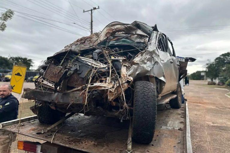 Em perseguição, traficante sai ileso de acidente que transformou Hilux em sucata