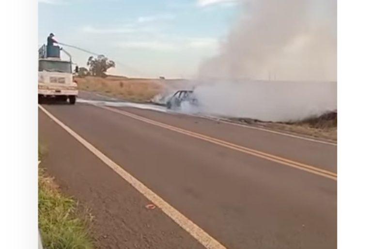 Costa Rica: Carro pega fogo e fica totalmente destruído