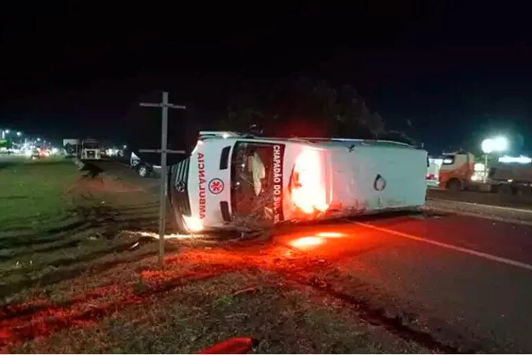 Motorista perde controle da direção e ambulância de Chapadão do Sul capota na BR-163