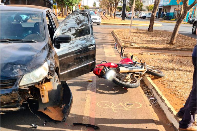 Motociclista com filha de 10 anos para na faixa de pedestre e é atingida por carro em Chapadão do Sul