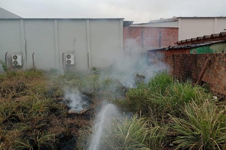 Fogo em terreno baldio põe em risco duas empresas grandes de Chapadão do Sul