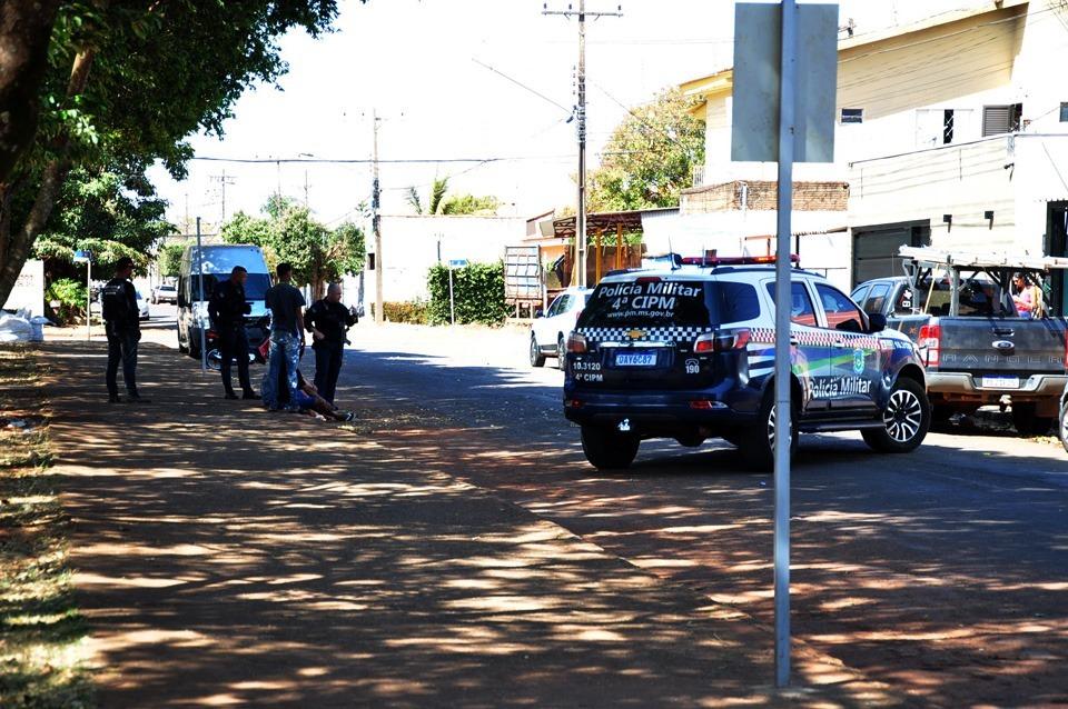 Adolescente e homem atiram contra três homens em Chapadão do Sul