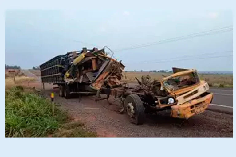 Motorista cassilandense fica ferido em grave acidente entre caminhão e carreta parada sem sinalização