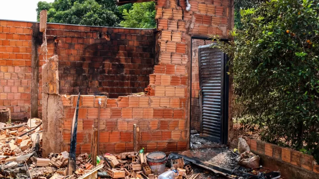 Motorista que atropelou criança e avô tem casa incendiada