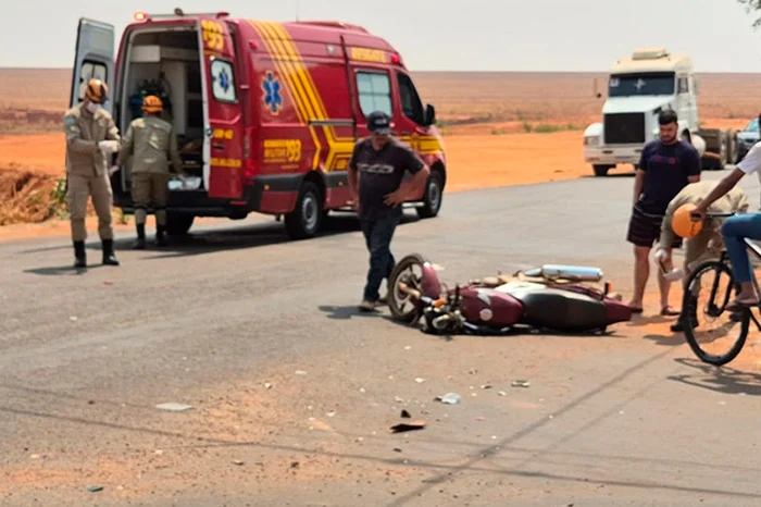 Motociclista fica gravemente ferido em colisão de moto com carro em Chapadão do Sul