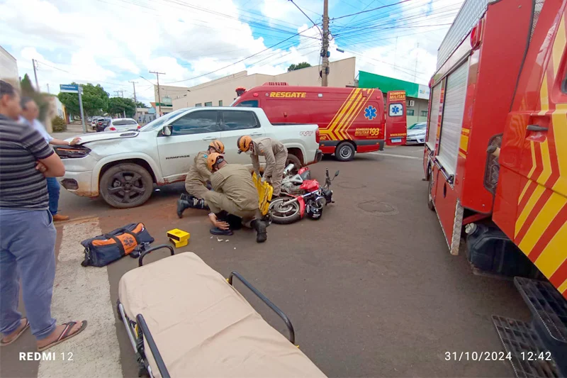 Mulher fica ferida em acidente entre caminhonete e motocicleta em Chapadão do Sul