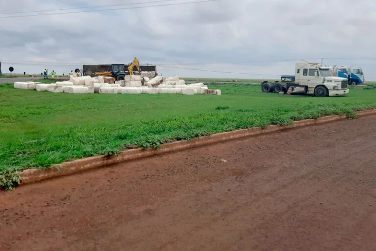 Carreta carregada com fardos de algodão tomba no trevo do Terminal Rodoferroviário na MS-306