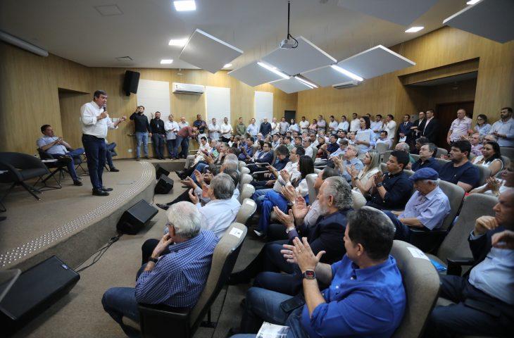 Em reunião com prefeitos eleitos, Riedel reafirma compromisso com municipalismo