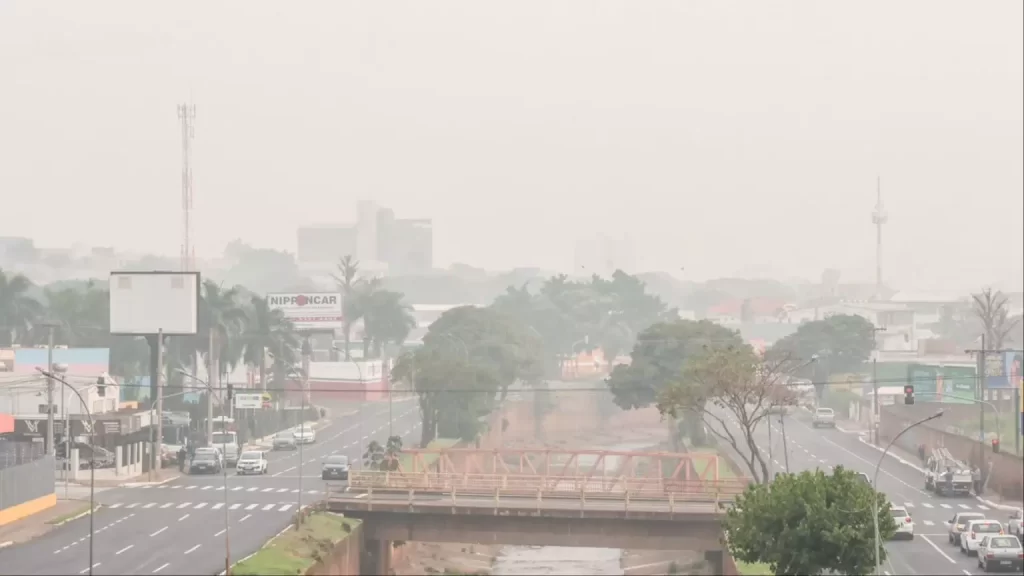 Vinda da Bolívia, força dos ventos aumenta intensidade da fumaça em Campo Grande