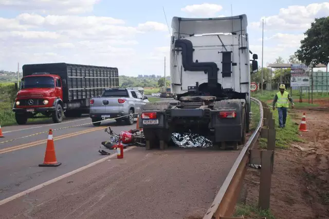 Motociclista morre após tentar ultrapassagem e colidir com carreta na BR-163