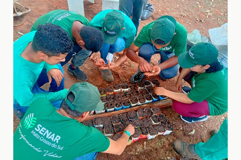 Alunos da APAE ganham curso de horticulturas e plantas medicinais, parceria com Sindicato Rural e Senar