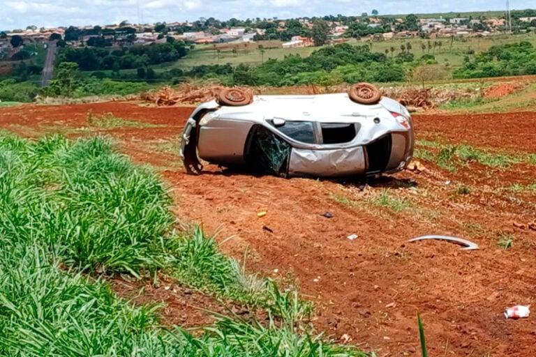 Capotamento de carro com cinco pessoas deixa uma em estado grave próximo de Paraíso das Águas