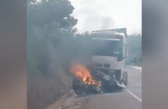 Carro pega fogo em colisão e condutor morre