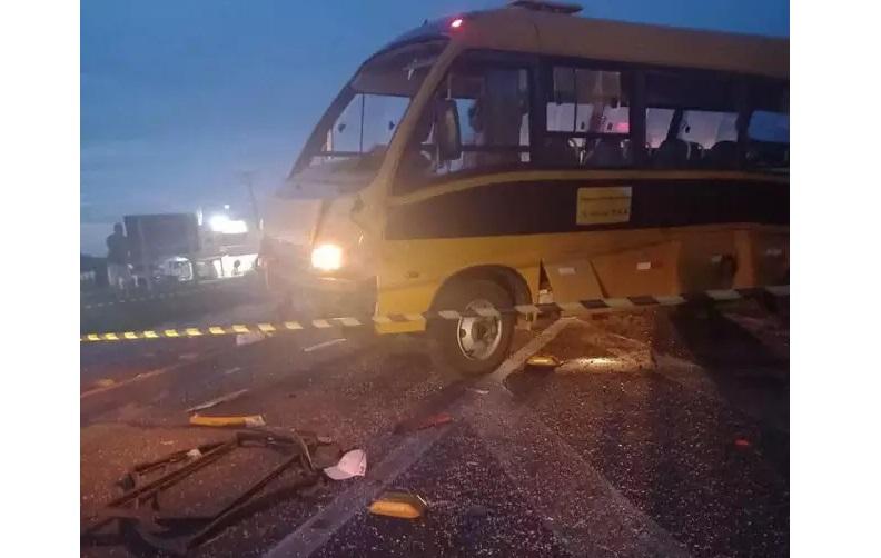 Quatro passageiros de micro-ônibus com time de futsal estão em estado grave