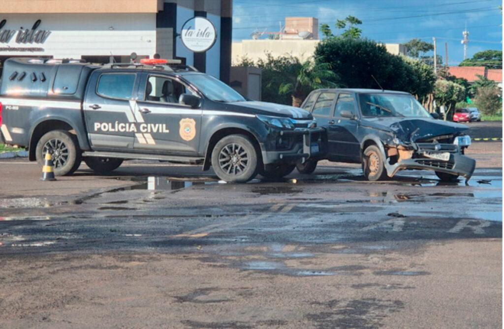 Mulher colide carro em viatura da Polícia Civil em Chapadão do Sul