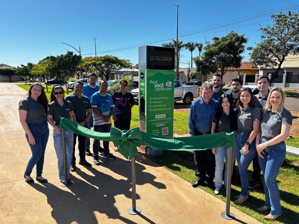 Sicredi inaugura bebedouro com água gelada e quente, na pista de atletismo em Chapadão do Sul