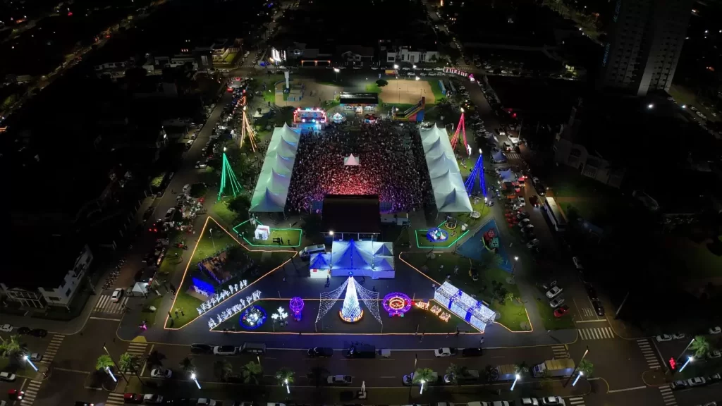 Chapadão do Sul dá início às festividades de natal com acendimento das luzes na Praça de Eventos